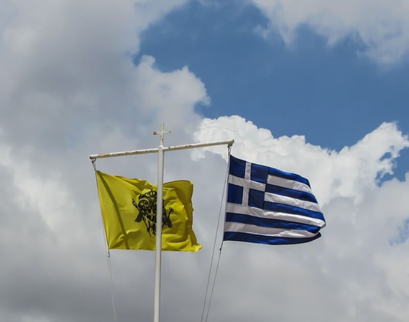 monah sa zastavom header grckaisrbija